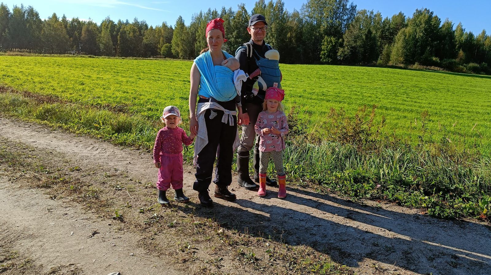 Mahtimarjan perhe peltotien varrella Mäntylässä